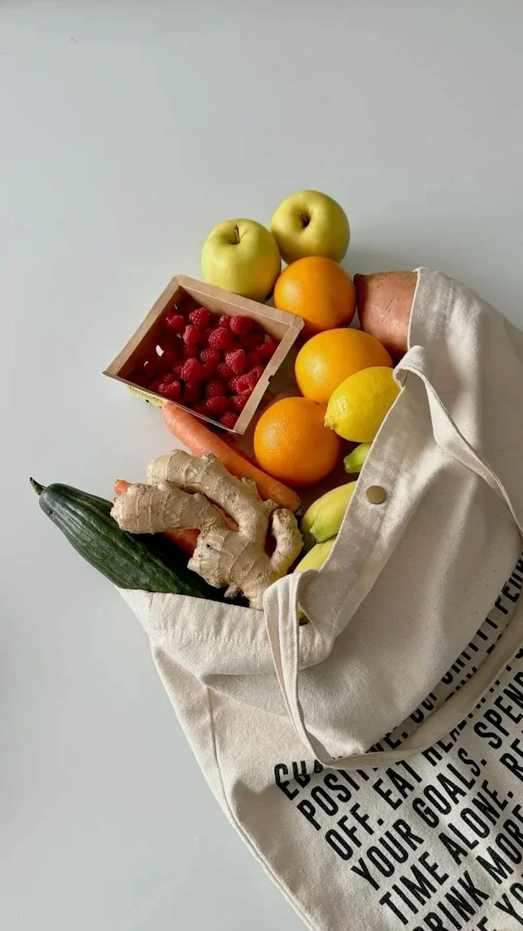 Sacola ecologica com frutas e vegetais organicos frescos